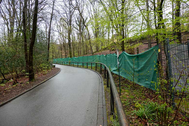 Mit einem Gaze-Vorhang behängter Zaun am Waldgelände der Waldrentier-Anlage am 3. April 2024 im Wuppertaler Zoo