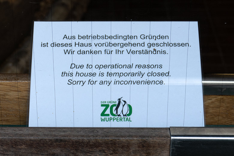 Irreführende Information am 10. Dezember 2022 an der Tür zum Großkatzen-Haus auf der Seite der Erdmännchen im Grünen Zoo Wuppertal