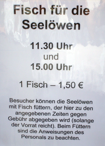 Fisch für die Seelöwen im Wuppertaler Zoo im April 2009