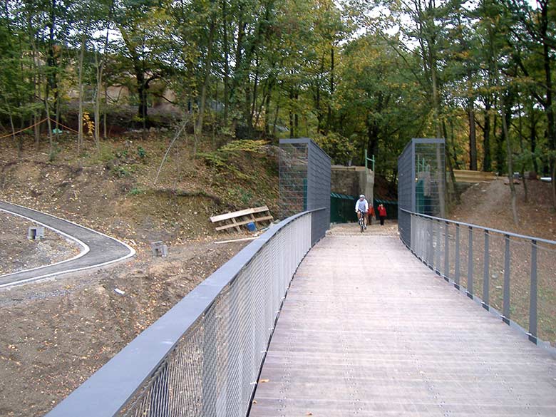 Blick über die Samba-Brücke am 27. Oktober 2006 auf die Baustelle im Tiger-Tal im Zoologischen Garten der Stadt Wuppertal