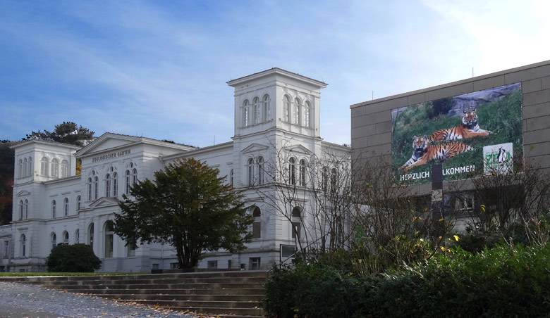Historisches Hauptgebäude und neues Zooeingangs-Gebäude im Grünen Zoo Wuppertal