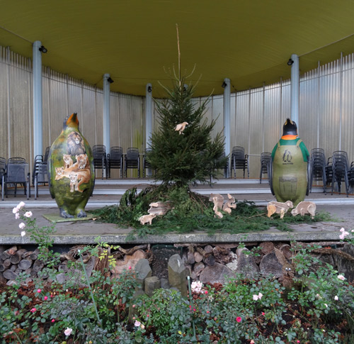 Weihnachtsbaum an der Musikmuschel am 5. Dezember 2015 im Zoologischen Garten der Stadt Wuppertal