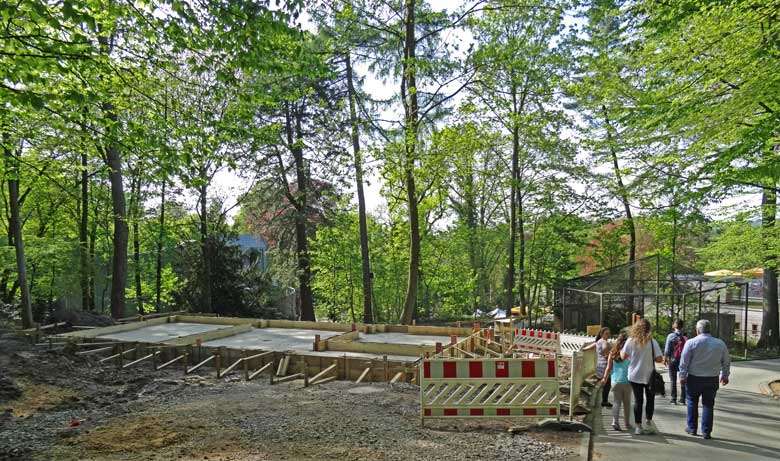 Betonfundament für den Stall auf der neuen Anlage für die Milus (Davidshirsche) am 6. Mai 2016 im Zoologischen Garten der Stadt Wuppertal