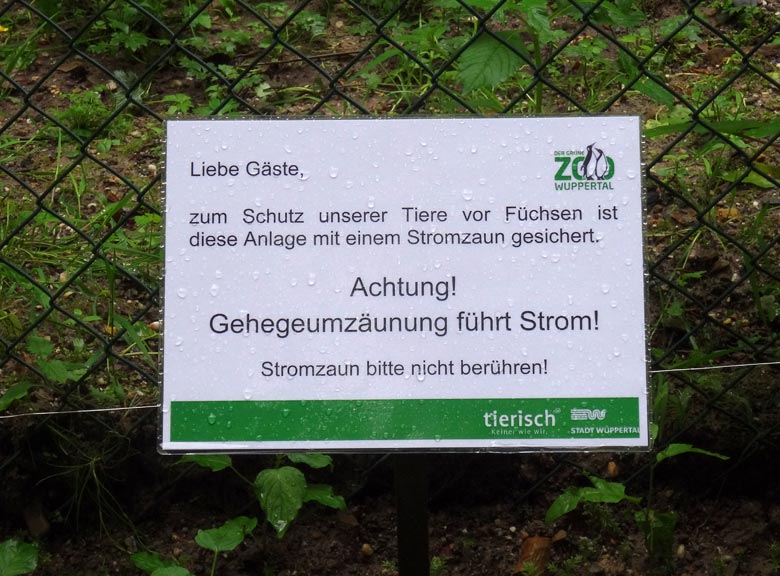 Sicherheitshinweis wegen Stromzaun an der Anlage der Mandschurenkraniche am 18. Juni 2016 im Zoologischen Garten der Stadt Wuppertal