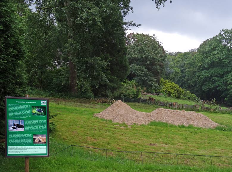 Bauschild "Neugestaltung der Vogelwiesen" am 18. Juni 2016 im Wuppertaler Zoo