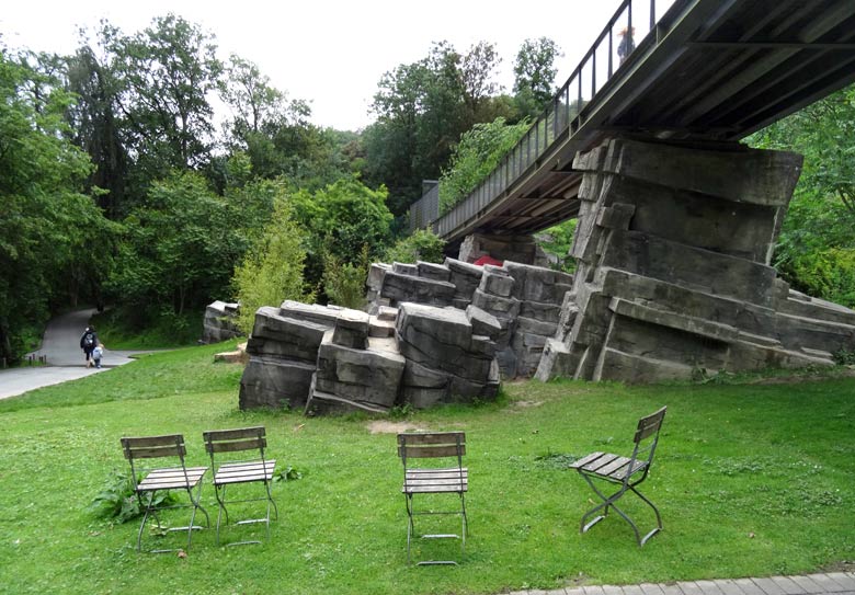 Von Zoogästen abgestellte Stühle am Wasserspielplatz am 2. Juli 2016 im Zoologischen Garten der Stadt Wuppertal