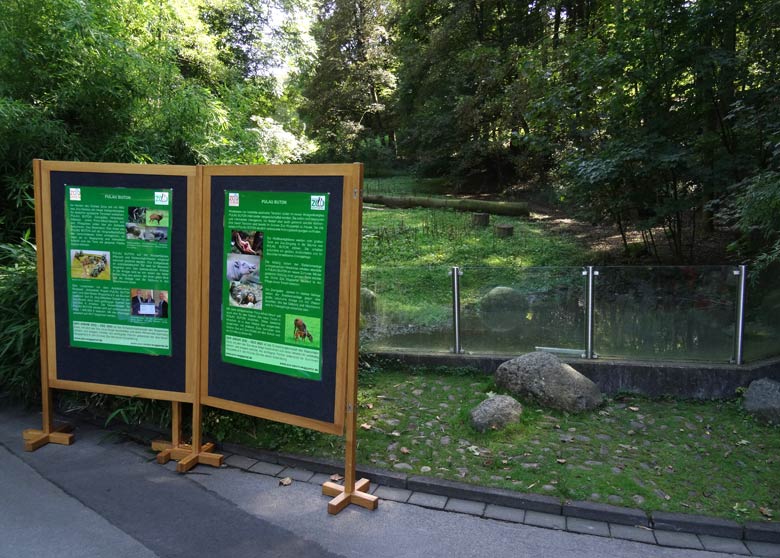 Poster zum geplanten Projekt PULAU BUTON für bedrohte asiatische Tierarten am 10. September 2016 vor dem Areal für die neue Anlage im Wuppertaler Zoo