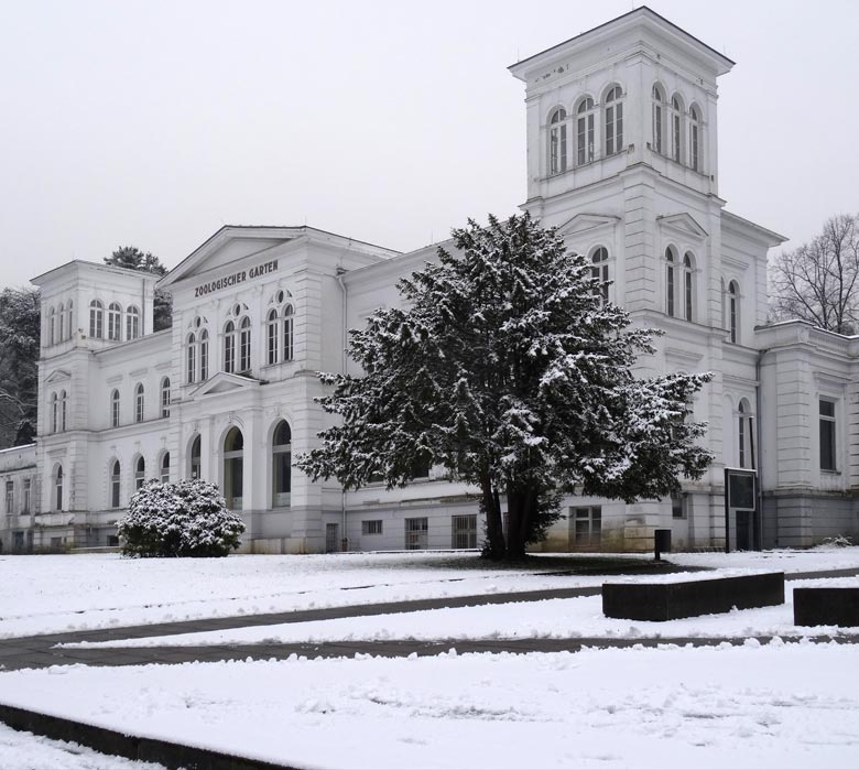 Historisches Hauptgebäude im Schnee am 11. Februar 2017 im Grünen Zoo Wuppertal