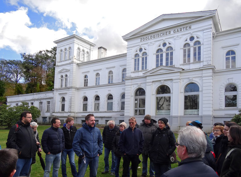 Teilnehmer der Sonderführung "Park des Monats" am 5. März 2017 vor dem historischen Restaurationsgebäude des Zoologischen Gartens der Stadt Wuppertal