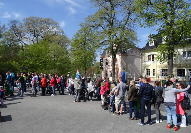 Besucherschlange vor den Kassen des Zoologischen Gartens der Stadt Wuppertal am 30. April 2017