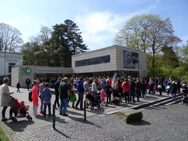 Besucherschlange vor den Kassen des Wuppertaler Zoos am 30. April 2017