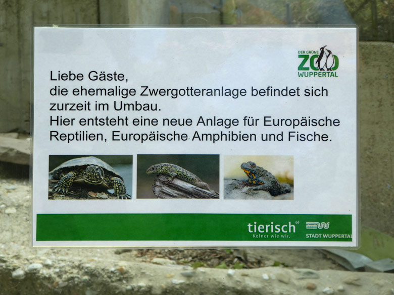 Aushang zur zukünftigen Nutzung der ehemaligen Zwergotteranlage am 30. Juni 2017 Zoologischen Garten der Stadt Wuppertal