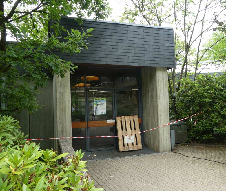 Gesperrter Zugang zum Menschenaffenhaus am 3. Juli 2017 im Zoologischen Garten der Stadt Wuppertal