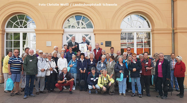 Schwerins Stadtpräsident Stephan Nolte mit Mitgliedern des Zoo-Vereins aus Schwerins Partnerstadt Wuppertal am 26. Juni 2017 vor dem Altstädtischen Rathaus in Schwerin (Foto Christin Wulff - Landeshauptstadt Schwerin)