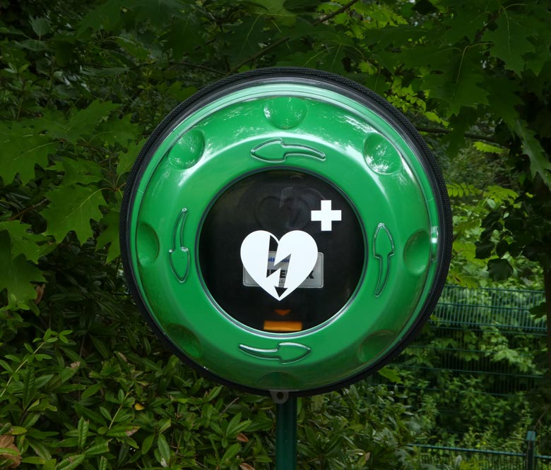 Notfall-Defibrillator am 1. August 2017 an der Löwensavanne im Zoologischen Garten der Stadt Wuppertal