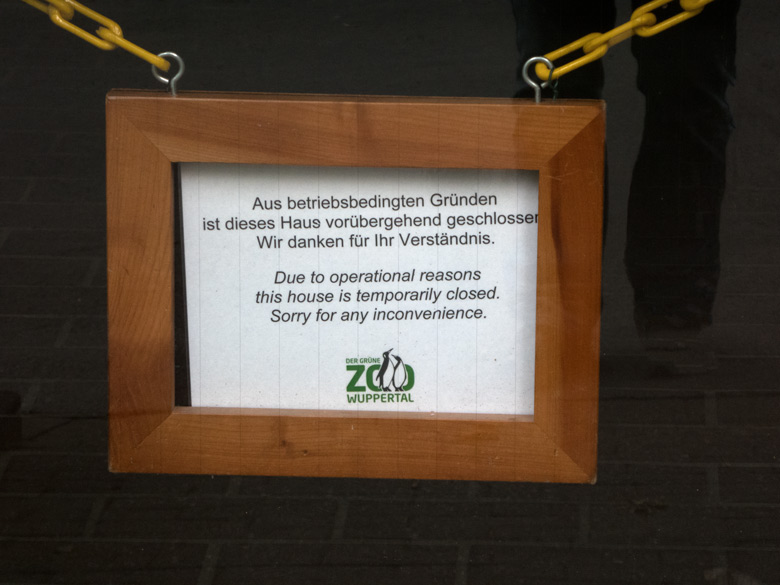 Aushang "Aus betriebsbedingten Gründen ist dieses Haus vorübergehend geschlossen" am 3. November 2017 an der Tür zum Affenhaus im Grünen Zoo Wuppertal