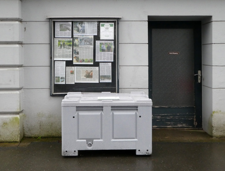 Kiste für Sachspenden am 1. April 2018 in der Nähe des Zoo-Eingangs im Grünen Zoo Wuppertal