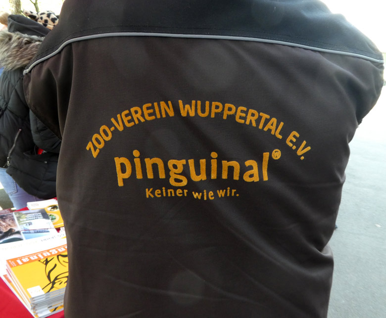 Kleidung mit Schriftzug des Zoo-Verein Wuppertal e.V. am 7. April 2018 im Grünen Zoo Wuppertal