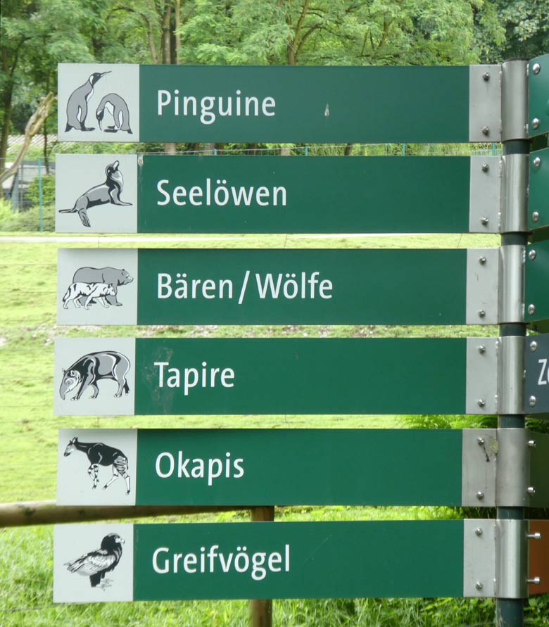 Wegweiser zu  den nicht vorhandenen Wölfen am 2. Juni 2018 an der Afrika-Anlage im Zoologischen Garten Wuppertal