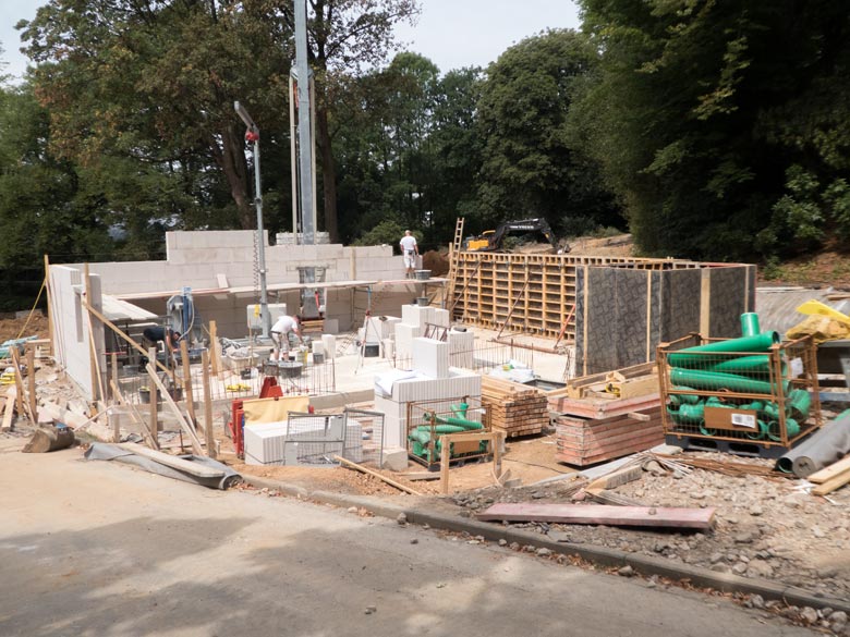 Baustelle für die begehbare Freiflugvoliere ARALANDIA am 1. August 2018 im Grünen Zoo Wuppertal