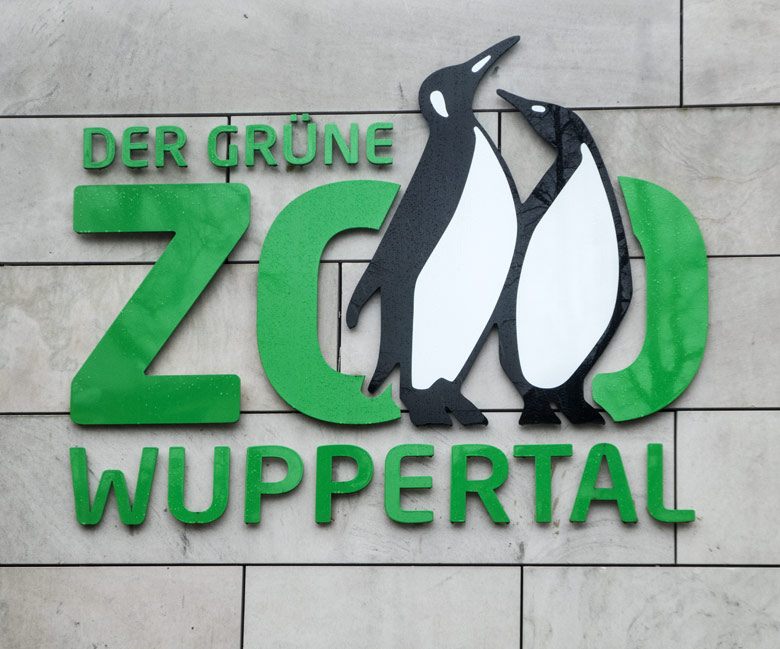 Logo Der Grüne Zoo Wuppertal am 10. März 2019 am Eingang des Wuppertaler Zoos