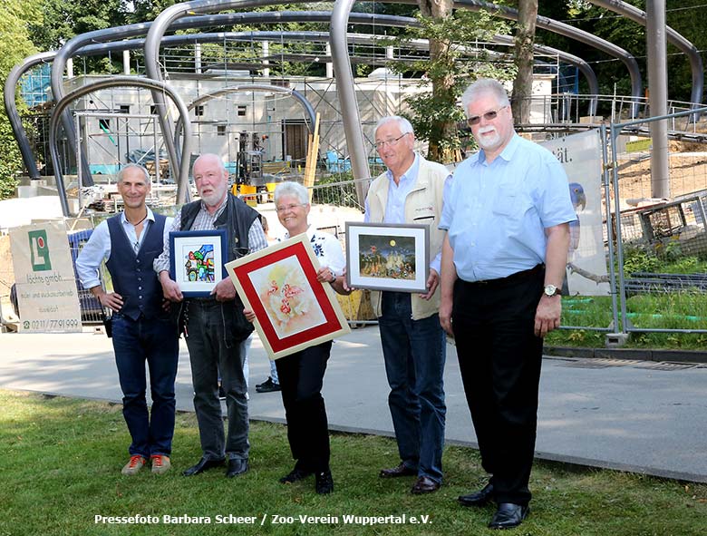 Das Foto "Künstler für Arlandia" vom 18. Juli 2019 zeigt vor der Aralandia-Baustelle von links nach rechts: Dr. Arne Lawrenz (Zoodirektor), Otmar Alt (Künstler), Barbara Klotz (Künstlerin), Hans Geiger (Künstler), Bruno Hensel (1. Vorsitzender des Zoo-Vereins Wuppertal) ((Pressefoto Barbara Scheer - Zoo-Verein Wuppertal e.V.)