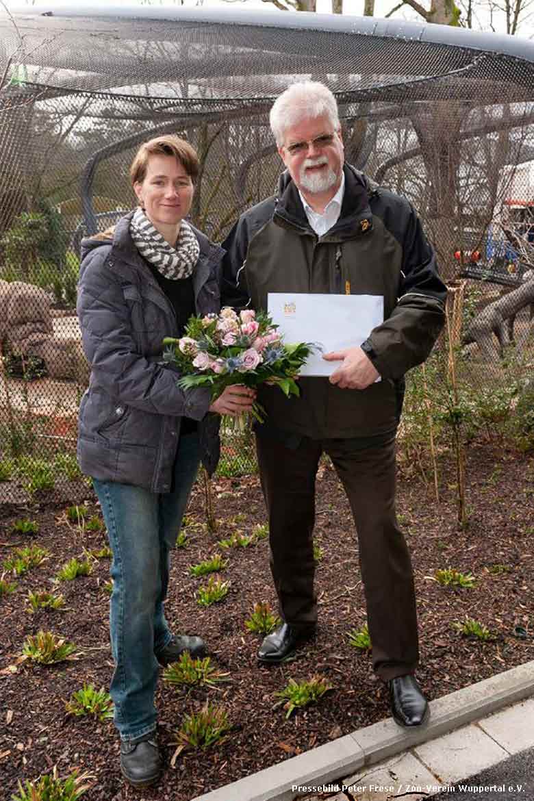 Der erste Vorsitzende des Zoo-Verein Wuppertal e.V. begrüßte das 2.000ste Mitglied des Zoo-Verein mit einem Blumenstrauß im Februar 2020 vor der begehbaren Freiflugvoliere ARALANDIA im Grünen Zoo Wuppertal (Pressebild Peter Frese - Zoo-Verein Wuppertal e.V.)