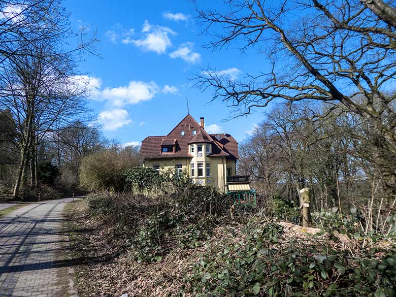 Villa WALDFRIEDEN am Boettingerweg zwischen der Sambatrasse und der Zoo-Mauer am 21. März 2020 in unmittelbarer Nähe zum Zoo Wuppertal