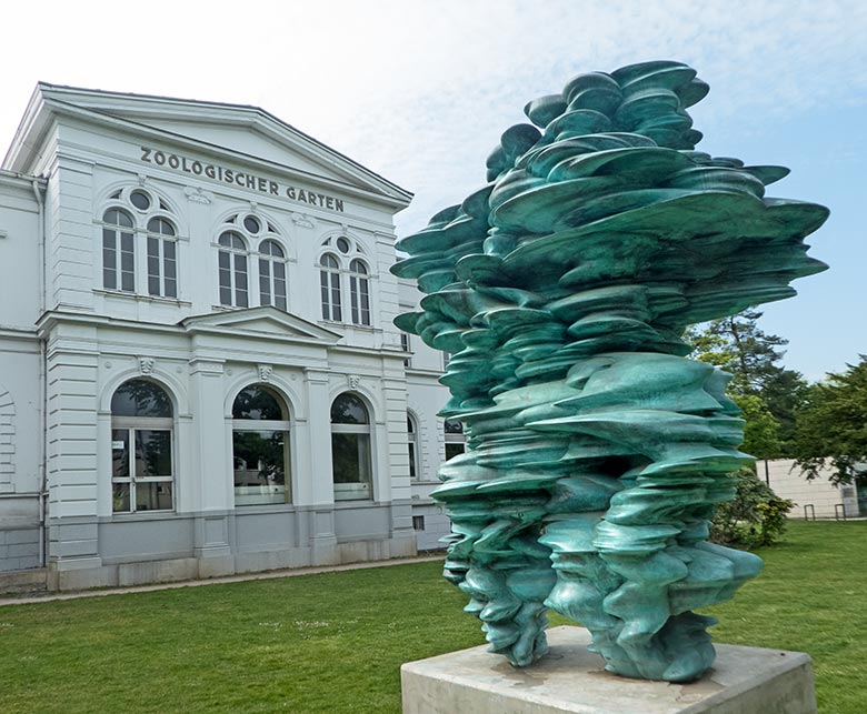 Domagk-Skulptur des Künstlers Tony Cragg am 8. Mai 2020 vor dem Hauptgebäude des Zoologischen Garten Wuppertal