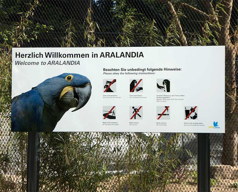 Willkommen-Schild am Zugangsweg zur Freiflugvoliere ARALANDIA am 14. Mai 2020 im Grünen Zoo Wuppertal