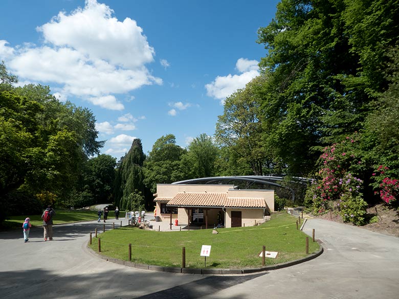 Blick vom Seelöwen-Becken zum Kiosk und zur Toiletten-Anlage am Ausgang der Freiflugvoliere ARALANDIA am 14. Mai 2020 im Grünen Zoo Wuppertal
