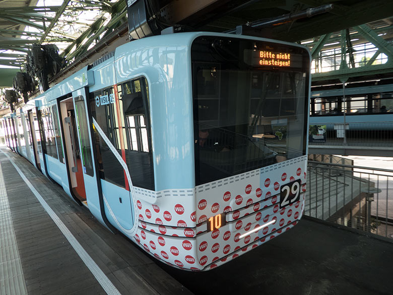 Wagen der Wuppertaler Schwebebahn am 21. Mai 2020 mit Corona-Maske im Schwebebahn-Bahnhof in Wuppertal-Vohwinkel