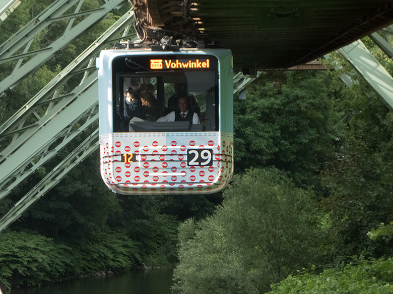Wagen der Wuppertaler Schwebebahn am 29. Juni 2020 mit Corona-Maske an der Schwebebahn-Station Zoo/Stadion