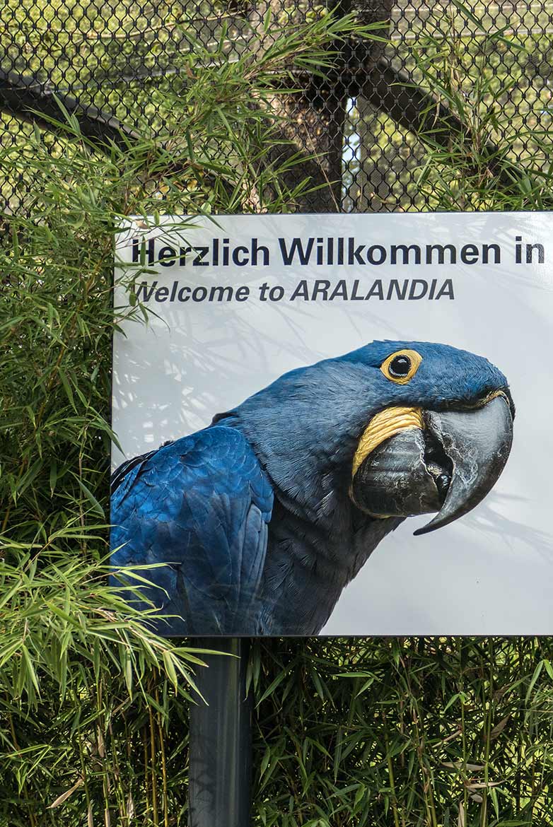 Willkommen-Schild an der Freiflugvoliere ARALANDIA im Juli 2020 im Grünen Zoo Wuppertal