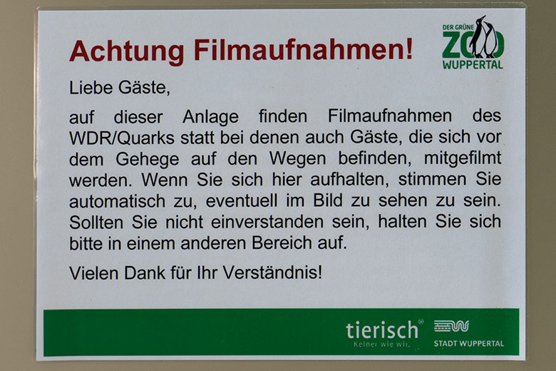 Information für Zoogäste zu den Filmaufnahmen des WDR für die Sendung Quarks vor der Außenanlage der Orang-Utans am 12. August 2020 im Grünen Zoo Wuppertal