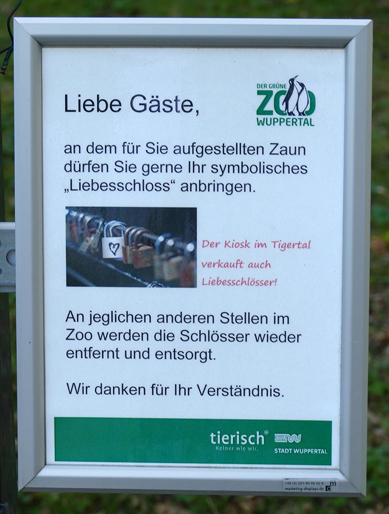 Aushang zum symbolischen Liebesschloss am 19. September 2020 in der Nähe des Wasser-Spielplatzes am Tiger-Tal im Zoologischen Garten Wuppertal