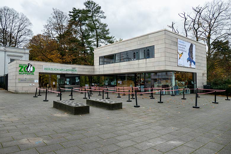 Corona-Zugangs-Leitsystem am 29. Oktober 2020 vor dem Eingang zum Grünen Zoo Wuppertal