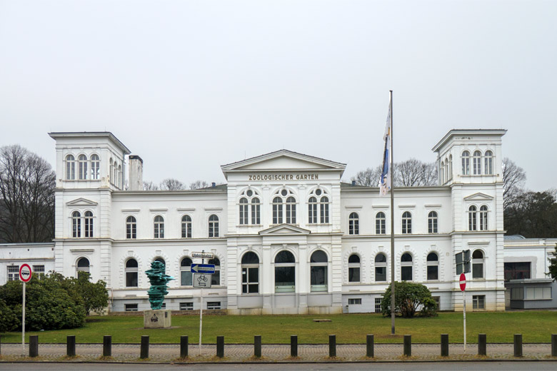Historisches Hauptgebäude des Zoologischen Garten der Stadt Wuppertal am 8. März 2021
