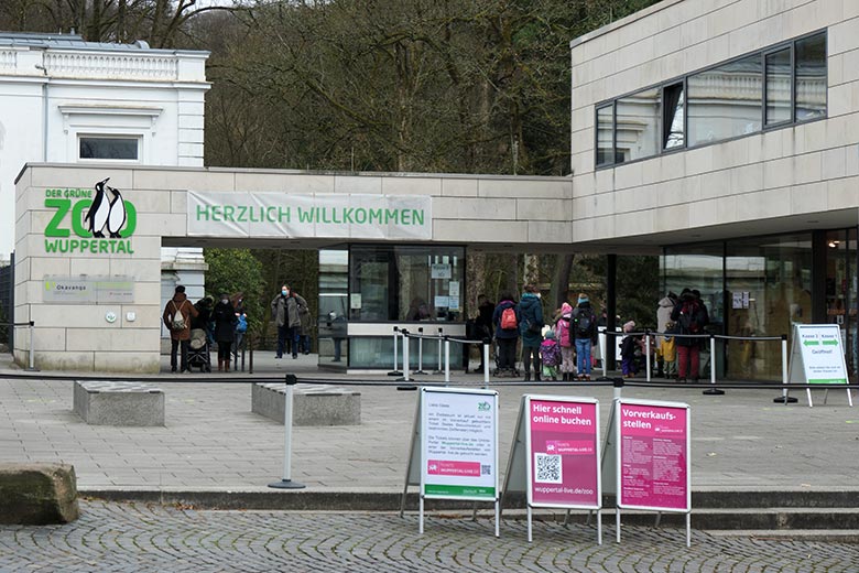 Eingangs-Bereich mit drei geöffneten Kassen am 12. März 2021 beim Grünen Zoo Wuppertal