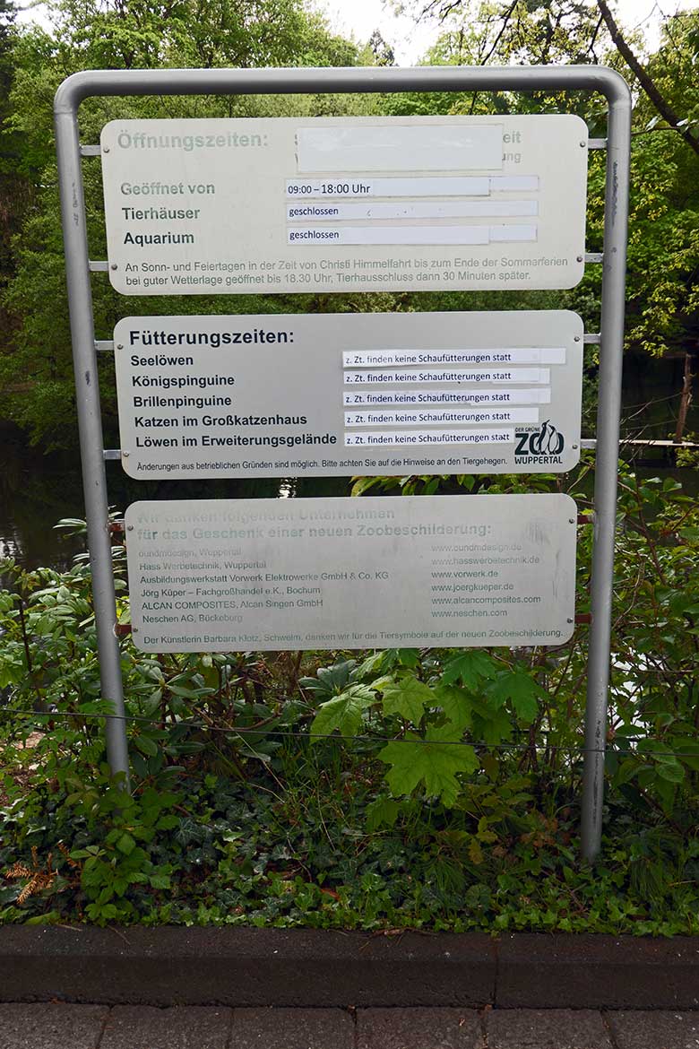 Alte Informationen zu Schaufütterungen und Öffnungszeiten Tierhäuser am 14. Mai 2021 im Eingangs-Bereich in der Nähe der Zoo-Kasse im Zoo Wuppertal