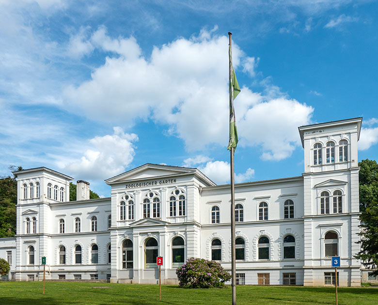 Historisches Hauptgebäude des Zoologischen Garten der Stadt Wuppertal im Juni 2021