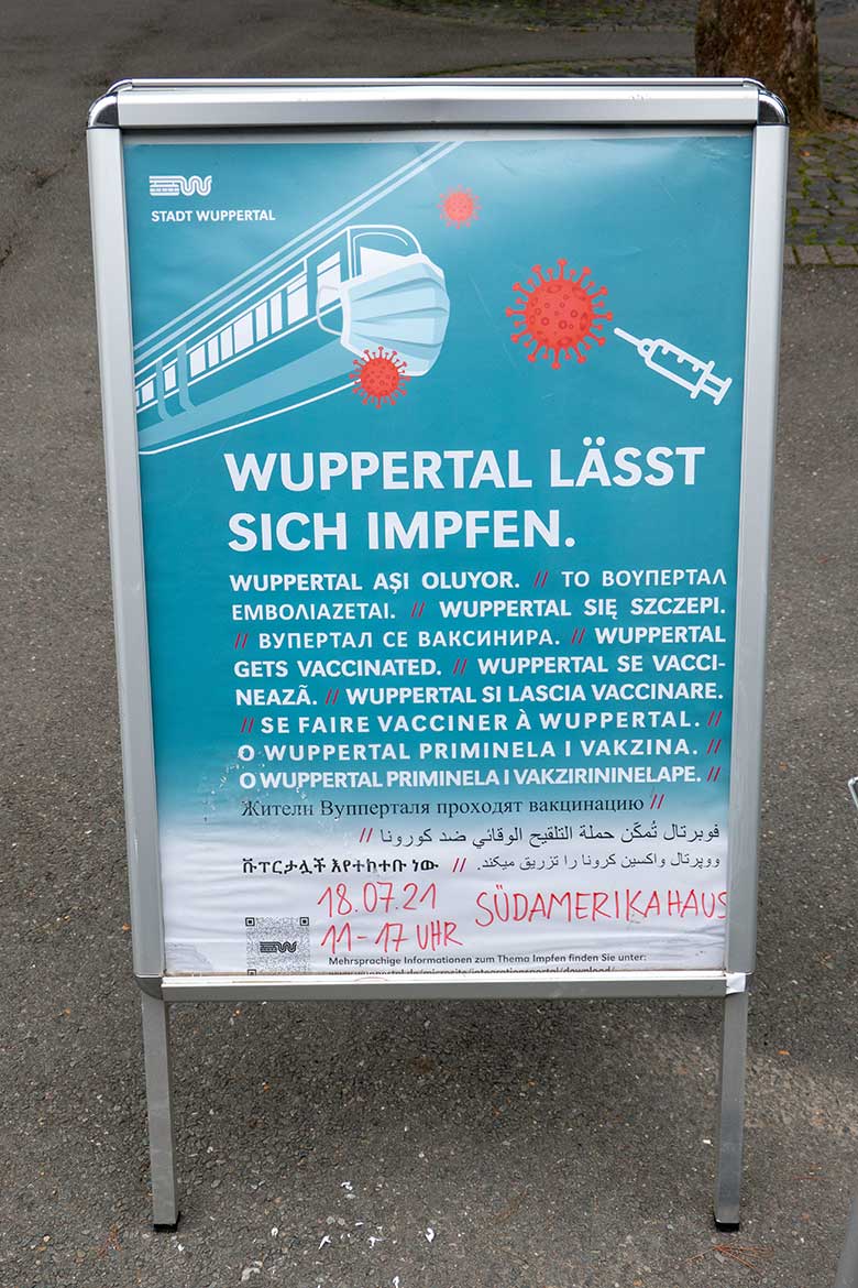 Plakat am 16. Juli 2021 im Grünen Zoo Wuppertal für die Aktion Mobile Impfung im Südamerika-Haus