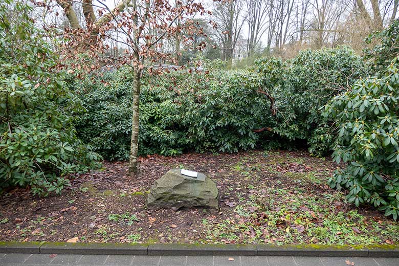Gedenkstein an verstorbene Kollegen am 23. Januar 2022 in der Nähe des historischen Gebäudes der Zoo-Direktion im Zoologischen Garten Wuppertal