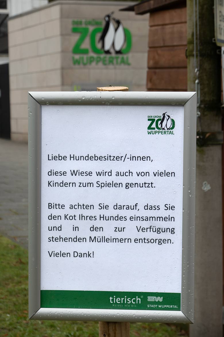 Information für Hundebesitzer/-innen am 2. Februar 2022 an der Wiese vor den historischen Hauptgebäude Zoologischer Garten Wuppertal