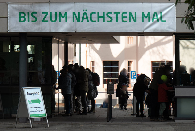 Schild Ausgang leitet Zoogäste im Grünen Zoo Wuppertal am 5. Februar 2022 durch den Eingang hinaus