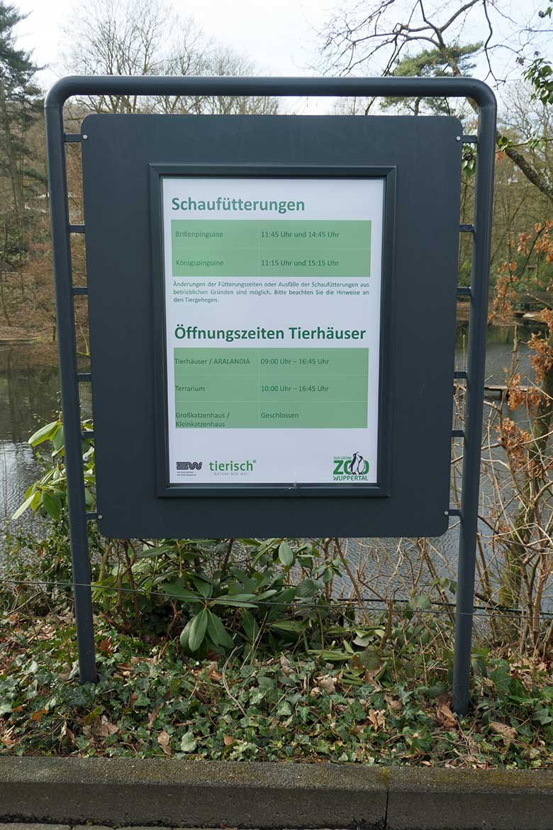 Neue Informationen zu Schaufütterungen und Öffnungszeiten Tierhäuser am 16. März 2022 im Eingangs-Bereich in der Nähe der Zoo-Kasse im Grünen Zoo Wuppertal