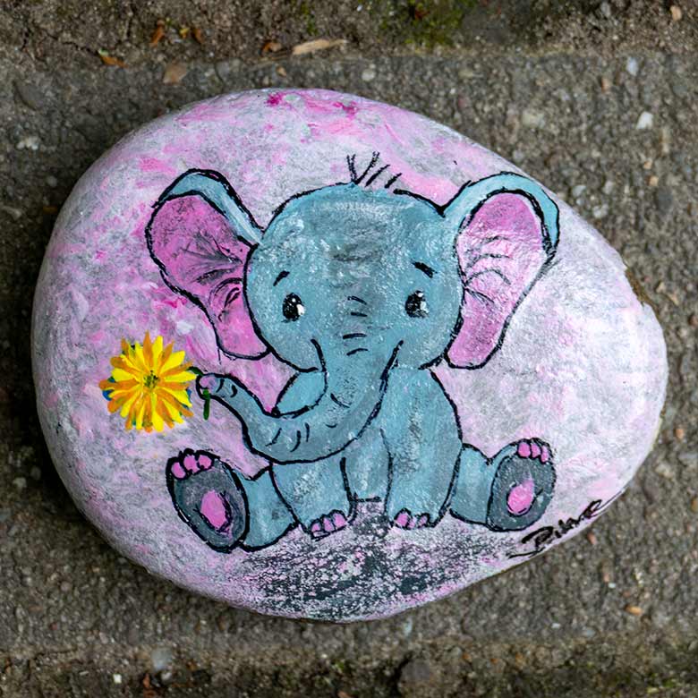 Bemalter Stein am 4. Juli 2020 an der Außenanlage für den Elefanten-Bullen im Grünen Zoo Wuppertal