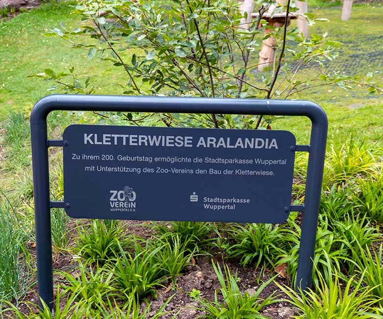Schild KLETTERWIESE ARALANDIA am 10. Juli 2022 im Grünen Zoo Wuppertal