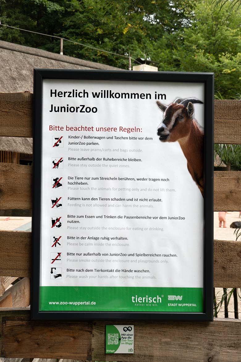 Informationsschild mit Regeln für den JuniorZoo am 15. August 2022 im Wuppertaler Zoo