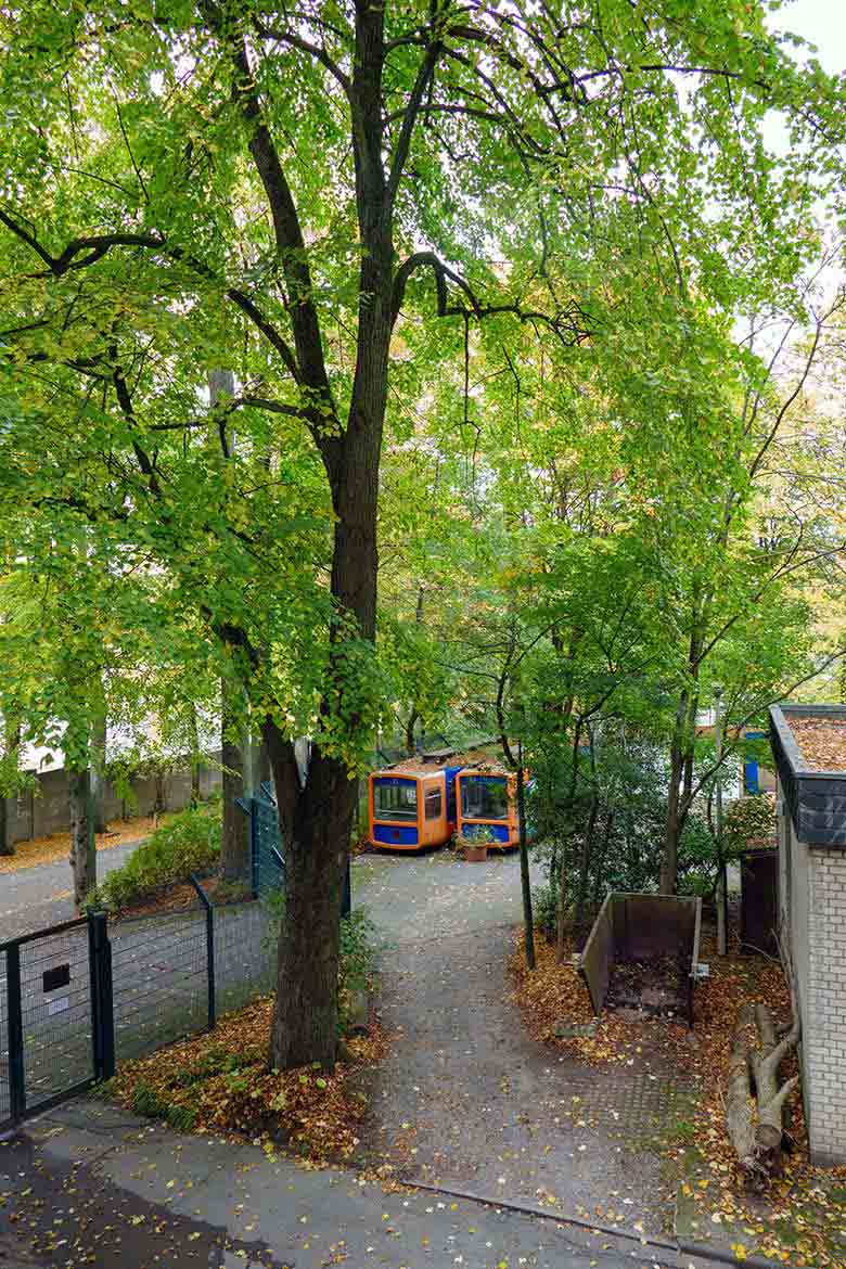 Dahingammelnder Schwebebahn-Wagen Nummer 21 am 13. Oktober 2022 auf dem Areal neben der Zoo-Schule im Grünen Zoo Wuppertal
